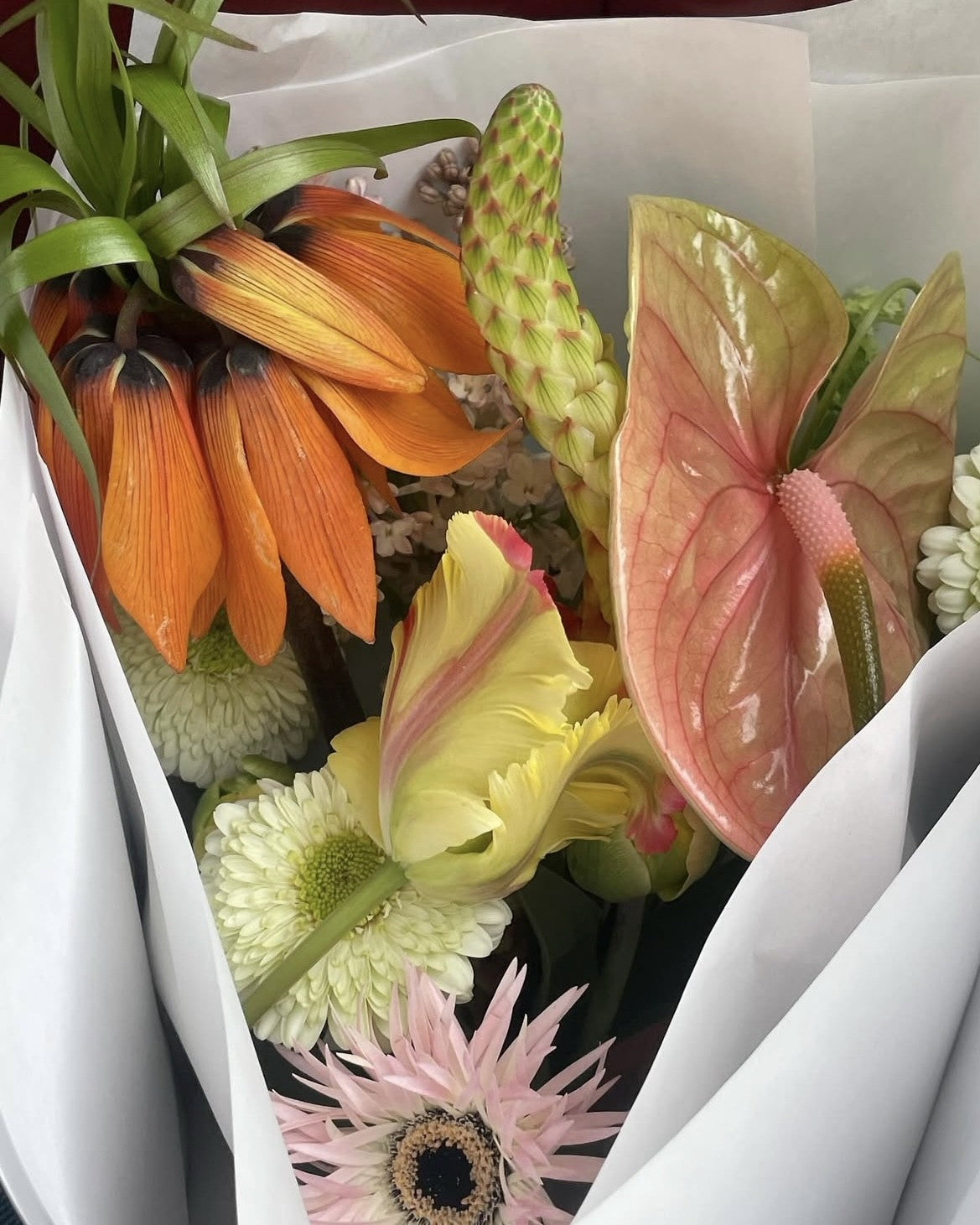Small flower kit arranged in bud vases for a minimalist look